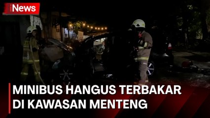 Diduga Korsleting Mesin, Sebuah Minibus Terbakar di Kawasan Menteng