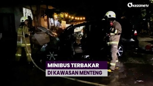 Kebakaran Melahap Sebuah Minibus di Kawasan Menteng Jakpus