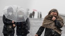 Meteoroloji'nin uyarıları sonrası İstanbul'un bazı ilçelerinde kar yağışı etkili oldu