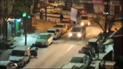 İstanbul’da etkili olan kar yağışı caddeleri beyaza bürüdü