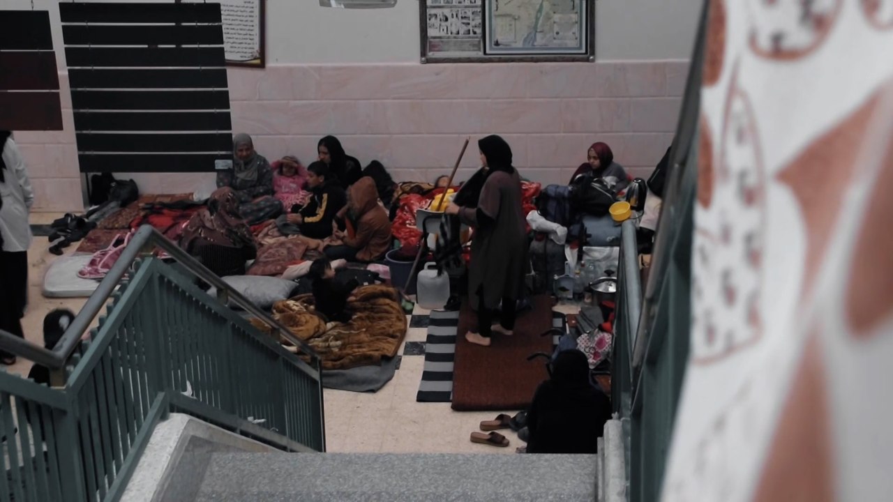 معاناة وصعوبة عيش النازحين في المستشفيات بقطاع غزة