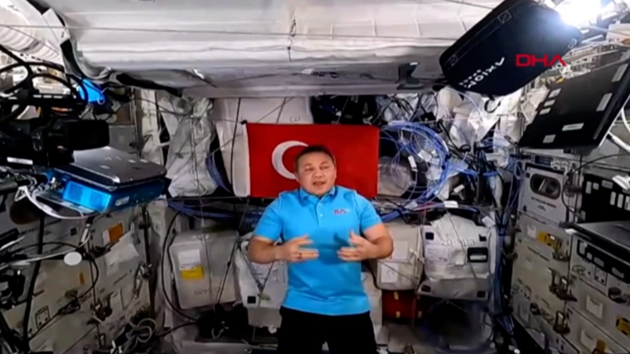 Alper Gezeravcı uzayda bir ilki yaşıyor