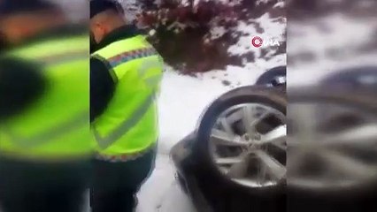 Uludağ yolu çarpışan otomobil pistine döndü, kimileri mahsur kaldı