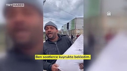 Bir torba un için saatlerce bekliyorlar...