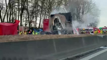 Un camion sur le flanc et en feu paralyse la circulation sur la E42 à hauteur de Temploux ce lundi 29 janvier