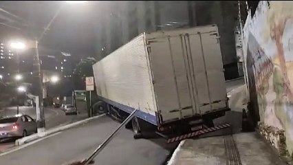 Carreta quebra após ‘entalar’ na ladeira dos Barris