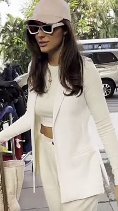 Iranian Cutie Elnaaz Norouzi's Off-White Airport Outfit