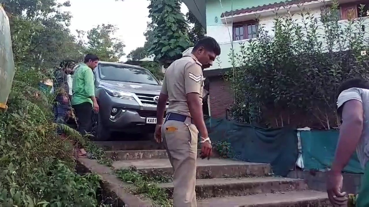 உன்ன நம்பி வந்ததுக்கு என் புத்திய ....... நீலகிரியில் கூகுள் மேப்பை நம்பி வந்து நடுவழியில் சிக்கிய கார்