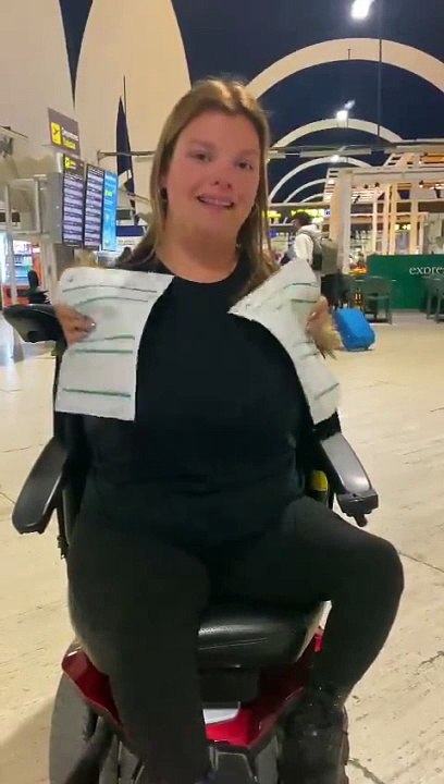 El desgarrador vídeo de una mujer en silla de ruedas que denuncia que Ryanair la ha dejado tirada
