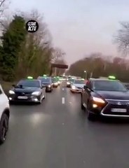 Les taxis et les agriculteurs en colère se dirigent tous vers Paris pour manifester ensemble ✊