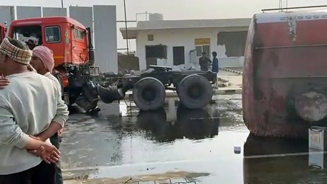 रिफाइंड ऑयल से भरा टैंकर पलटा, देखें वीडियो