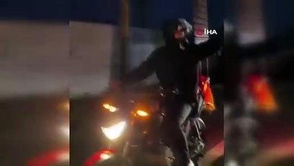 Bu da motosikletli maganda! Ateş aça aça sürdü