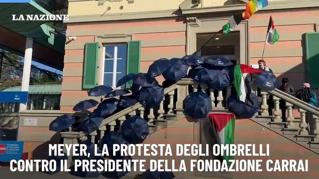 Meyer, la protesta degli ombrelli contro il presidente della Fondazione Carrai