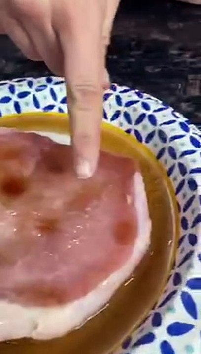 Avez-vous vu ce qui se passe lorsque vous versez du soda sur de la viande ? Cela pourrait choquer certains d'entre vous, alors ne regardez pas si vous êtes facilement dégoûté.