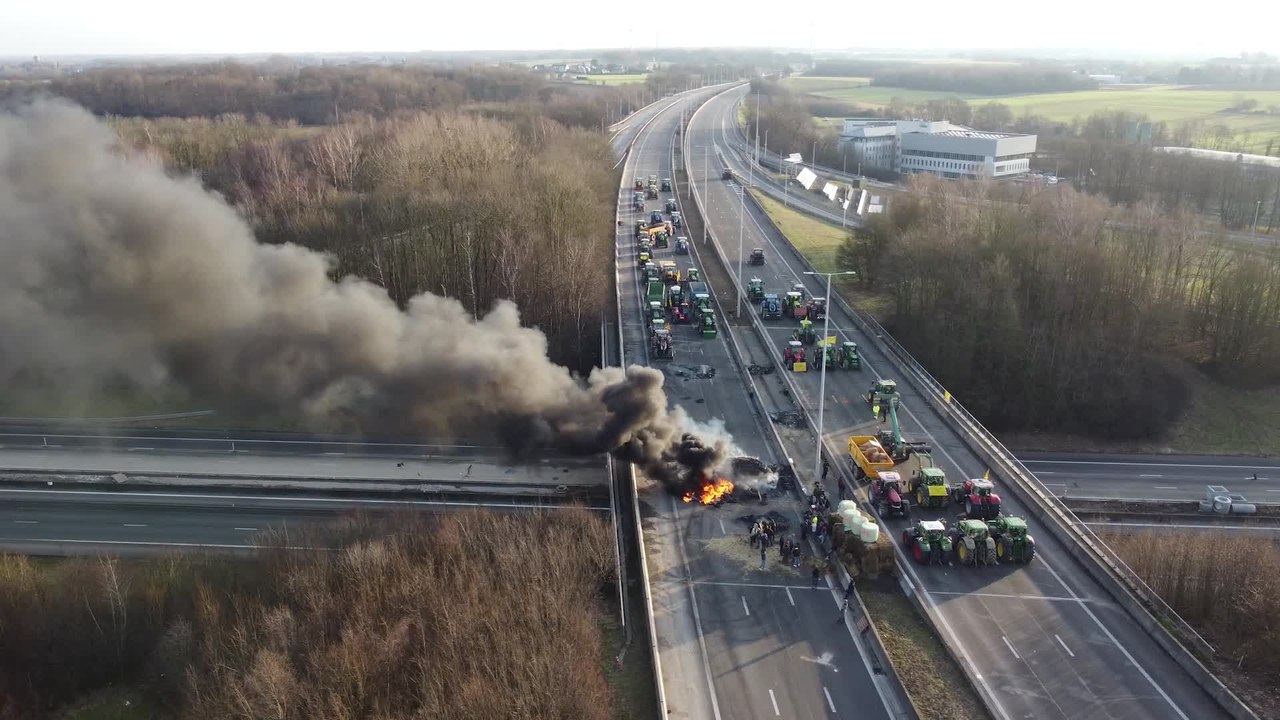 Les agriculteurs bloquent l'échangeur de Daussoulx