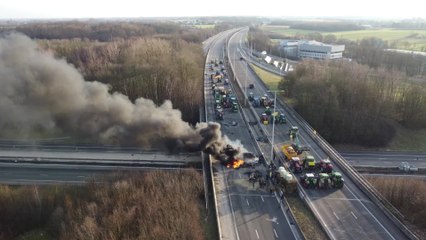 Les agriculteurs bloquent l'échangeur de Daussoulx