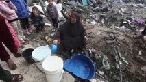 شاهد: شحّ المياه في قطاع غزة يُجبر سكان مخيم جباليا على استغلال المياه الملوثة