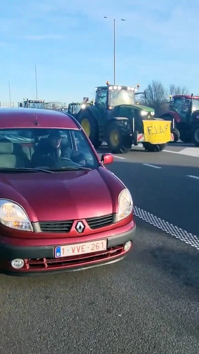  SOULEVEMENT DES AGRICULTEURS BELGIQUES – La protestation s’étend à tout le pays avec des barrages routiers et des fermetures stratégiques des frontières avec la France et le Luxembourg