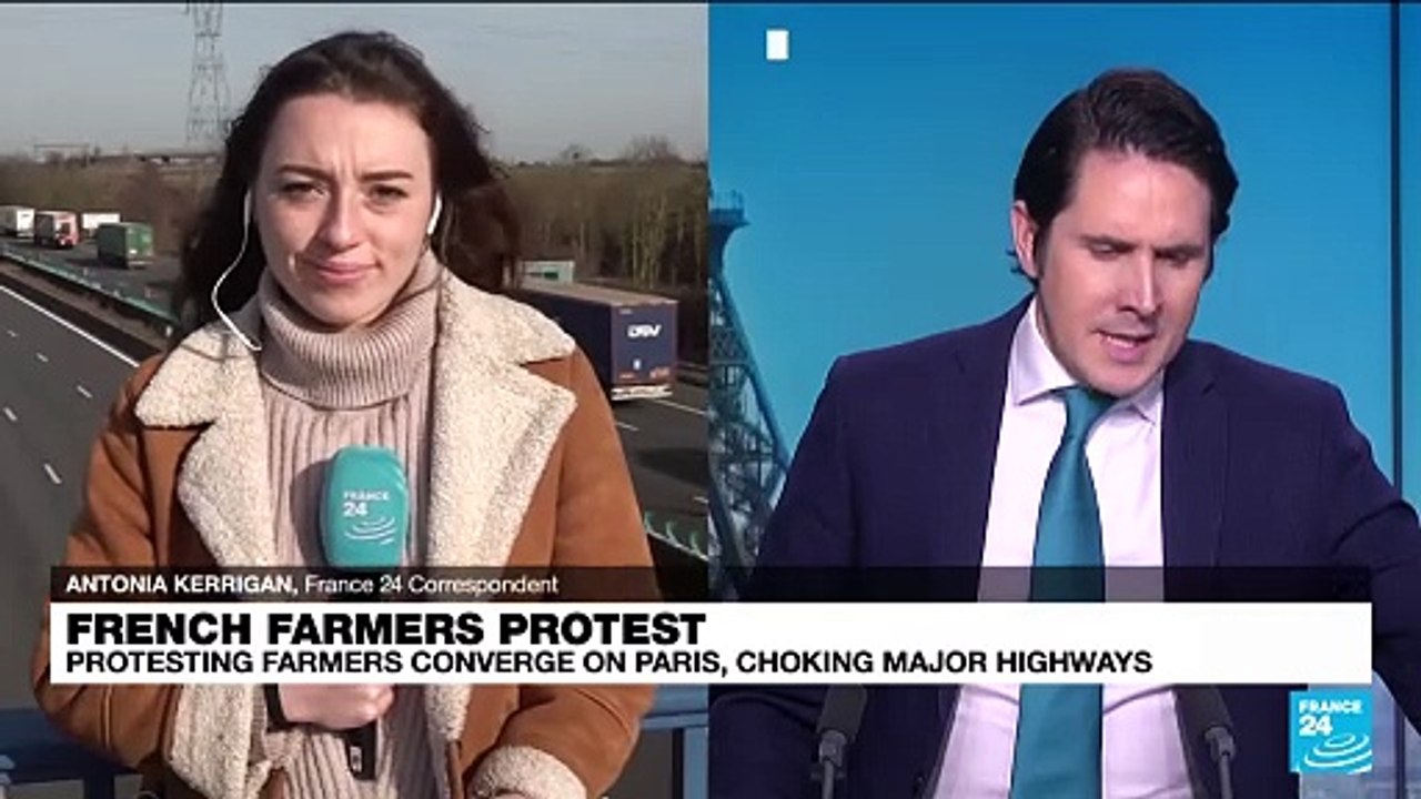 Protesting farmers start blocking motorways around Paris