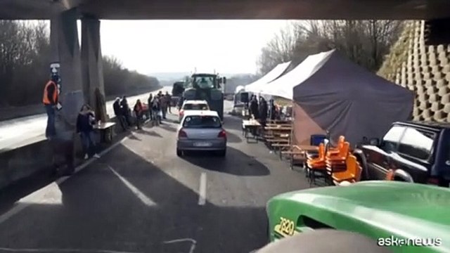 Gli agricoltori francesi in marcia verso Parigi