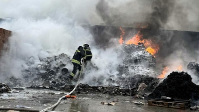 Tekirdağ'da geri dönüşüm tesisi alevlere teslim