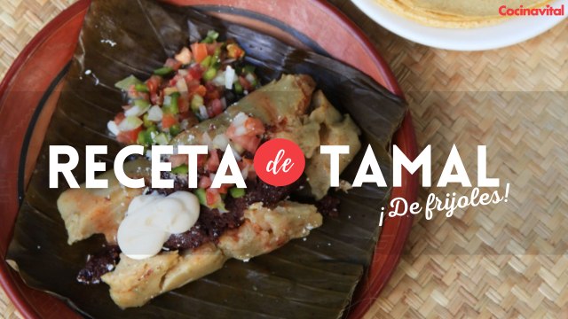 Tamales de frijol con pollo y queso oaxaca en hoja de plátano