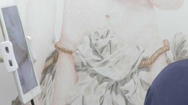 Maravilloso o vergonzoso; así describen el cartel que anuncia la Semana Santa sevillana