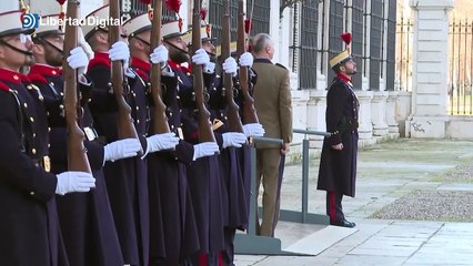 La reina Letizia contempla las adaptaciones de accesibilidad en el Palacio de Aranjuez