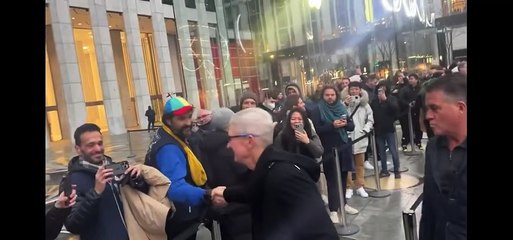 Tim Cook saluda equipo Rosellimac