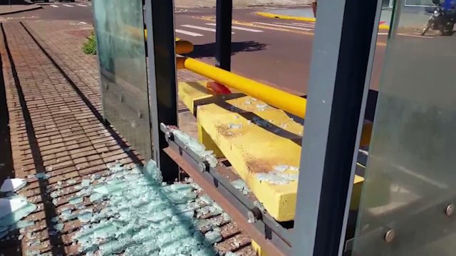 Carro danifica ponto de ônibus após sair da via, subir à calçada e bater contra a estrutura