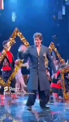 Shah Rukh Khan dances to Jhoome Jo Pathaan with Varun and Ranveer