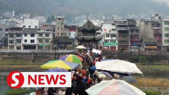 400-year-old bridge bustling ahead of Spring Festival in China's Guizhou