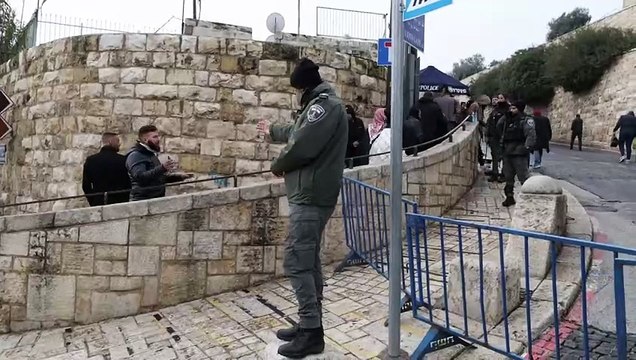 الفلسطينيون يؤدون صلاة الجمعة في القدس في ظل إجراءات إسرائيلية مشددة