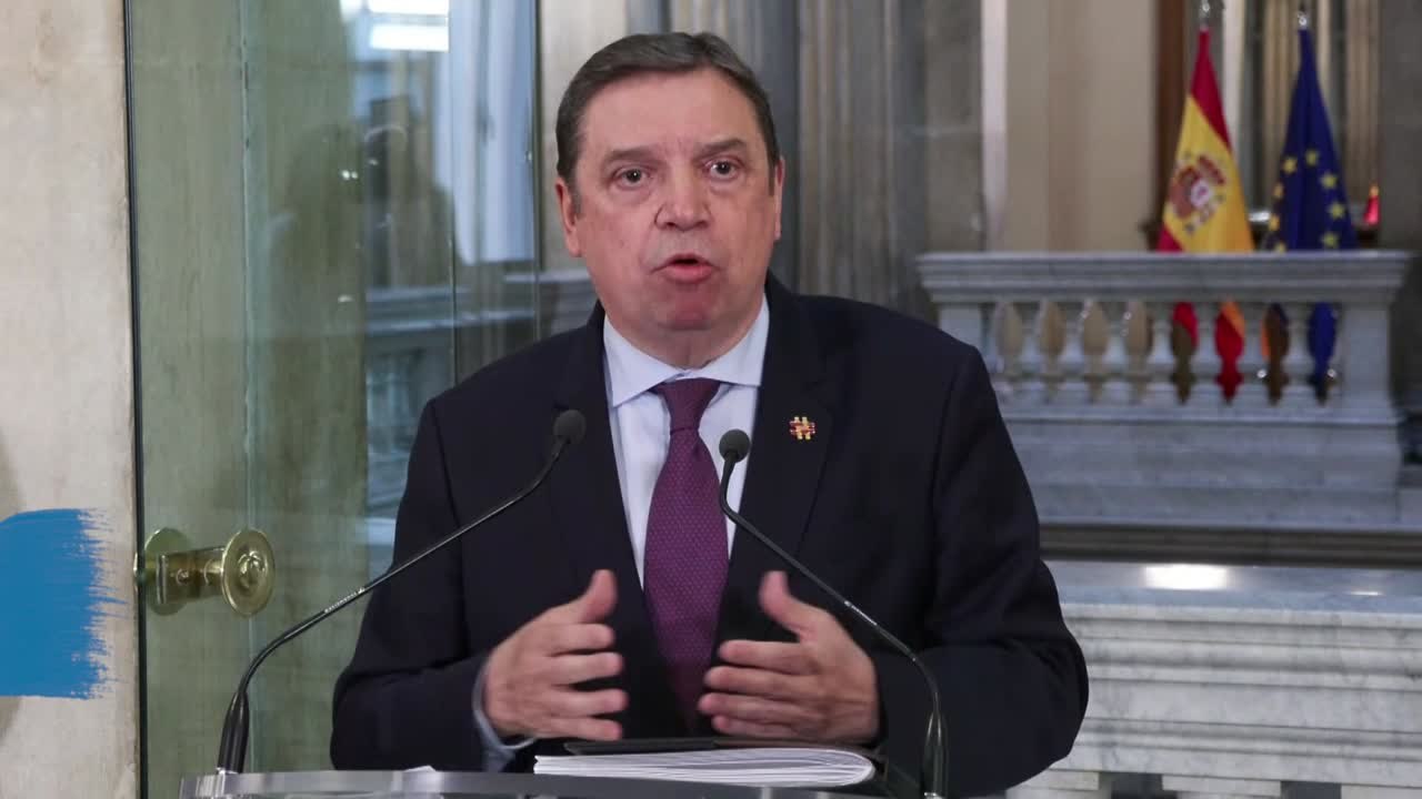 Luis Planas se compromete a “identificar qué cargas burocráticas se pueden reducir”