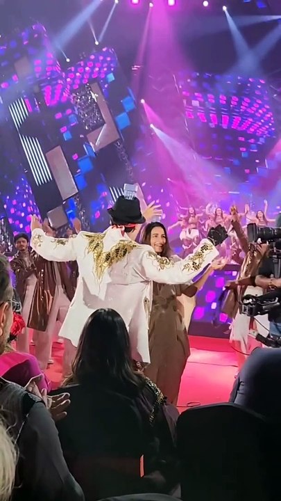 Ranbir Kapoor Kisses Wife Alia Bhatt in Iifa awards