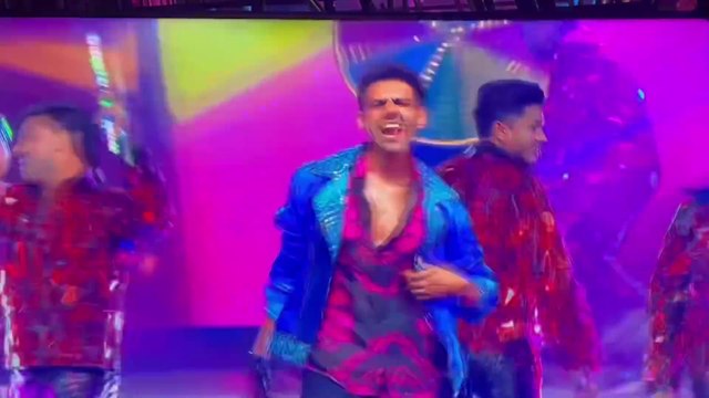 Karthik Aryan Rocking Stage in IIFA Awards