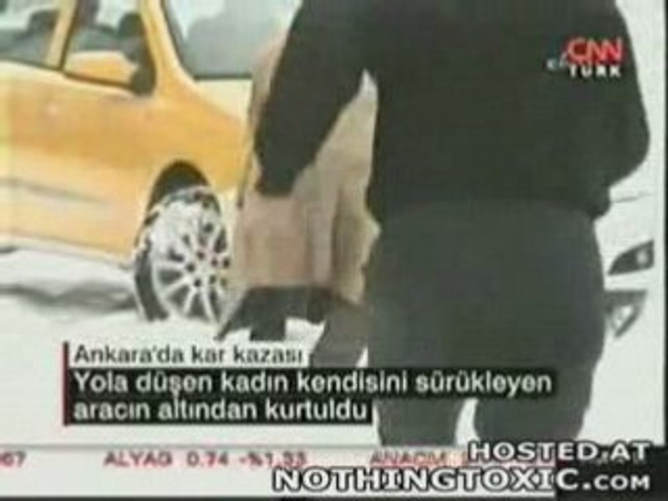 coincée sous une voiture