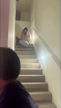 Descendre les escaliers sur un coussin... raté