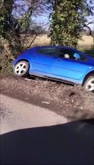 Un automobiliste se moque d'un autre qui a fait une sortie de route... 'Pourquoi tu es garé là...'