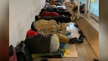 Los pasillos del aeropuerto de Barajas se convierten en salas de asilo ante el colapso de las demás
