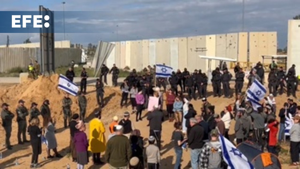 Manifestantes israelíes tratan de impedir el paso de ayuda humanitaria por el cruce de Kerem Shalom
