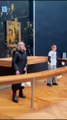 Dos mujeres arrojan sopa sobre a Gioconda en el Louvre