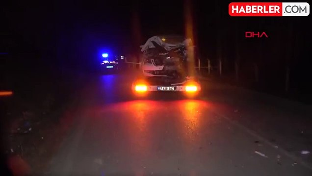 Antalya'da Otomobil ile Kamyonet Kafa Kafaya Çarpıştı: 1 Ölü, 2 Yaralı