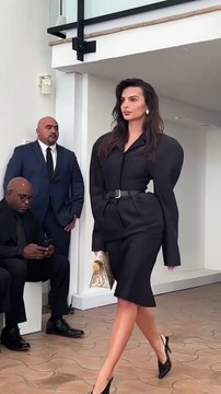 #Jacquemus a une fois de plus ébloui la planète avec son nouveau #défilé LES SCULPTURES Entre front row de qualité, silhouettes sculpturales et lieu à couper le souffle, retour sur le dernier show du créateur le plus parisien des sudistes ✨