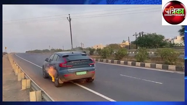 63 लाख की नई इलेक्ट्रिक कार बीच सड़क में धू-धू कर जली, बाल-बाल बचे चार युवक