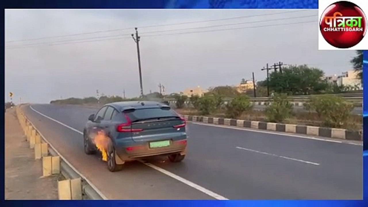 63 लाख की नई इलेक्ट्रिक कार बीच सड़क में धू-धू...