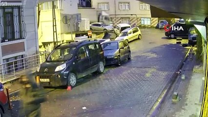 Kağıthane'de kamyon sürücüsü araçlara çarpıp kaçtı