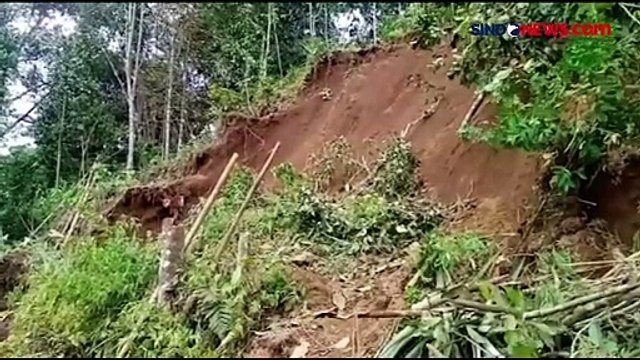 Akibat Hujan Deras, Tanah di Bukit Longsor dan Hantam Rumah Warga