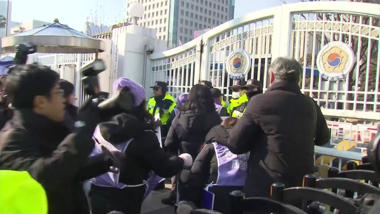 이태원참사 특별법 거부권에 유족 반발...정부청사 진입 시도 / YTN