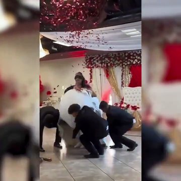 Ne edep kaldı ne haya! Dört erkek gelinin altına girdi